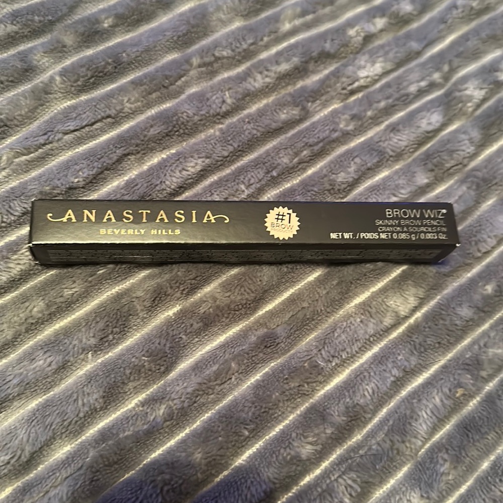 Anastasia Beverly Hills: Brow Wiz Skinny Brow Pencil. Soft Brown Shade.